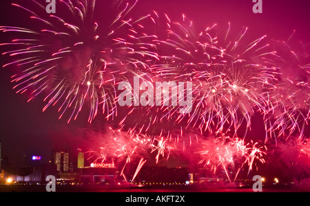 Feuerwerk in Hong Kong-Blick über den Victoria Harbour und Kowloon Seite von Hongkong island Stockfoto