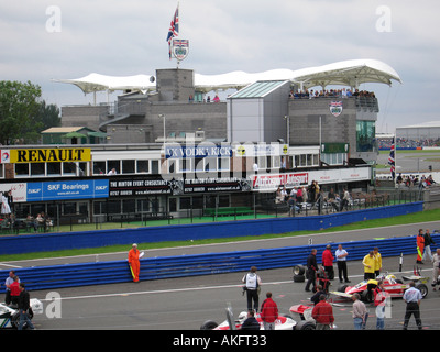 Das British Racing Fahrer Club Gebäude ab Raster und Gruben Eingang in Silverstone Stockfoto