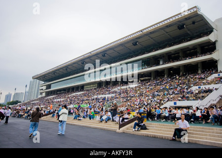 Tribünen voller Menschen in Sha Tin Racecourse in Hong Kong. Stockfoto