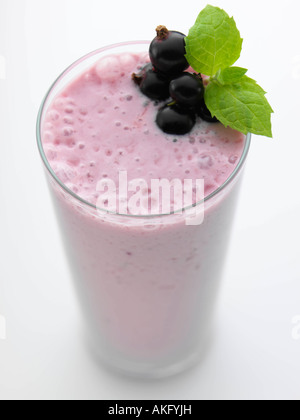 schwarze Johannisbeere Frucht Smoothie redaktionelle Ernährung in ein hohes Glas, garniert mit einer schwarze Johannisbeere Stockfoto