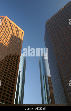Vier moderne Türme vor einem blauen Himmel in der Innenstadt von Los Angeles Stockfoto