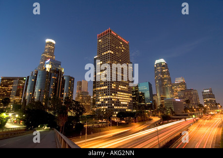 Die Innenstadt von Los Angeles, Kalifornien in der Abenddämmerung mit den 110 Autobahnverkehr durch Beschleunigung. Stockfoto