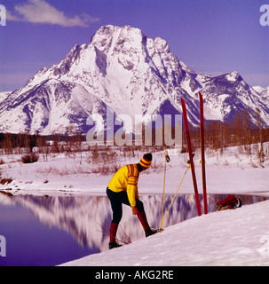 Langläufer bietet eine wunderschöne Aussicht nach einer robusten Tour über den Schnee des Grand Teton National Park in Wyoming Stockfoto