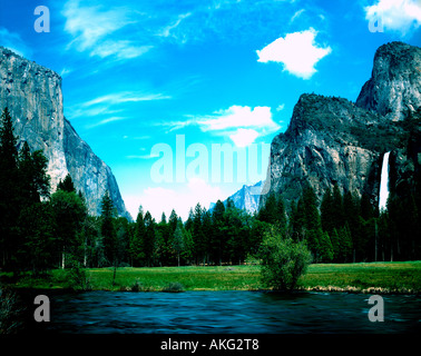 Merced River fließt durch den dramatischen Granitfelsen der Yosemite-Nationalpark in Kalifornien Stockfoto