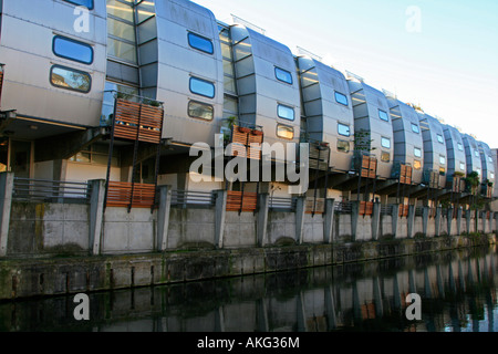 moderne Stahlgehäuse Einheiten oder Pods Herbst grand union Canal Regents Wasserstraße London Canal England uk gb Stockfoto