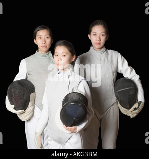 Porträt von drei weiblichen Fechter Fechten Masken halten Stockfoto