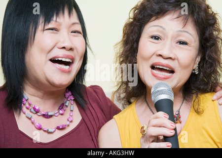 Porträt einer älteren Frau mit einer reifen Frau vor ein Mikrofon singen Stockfoto