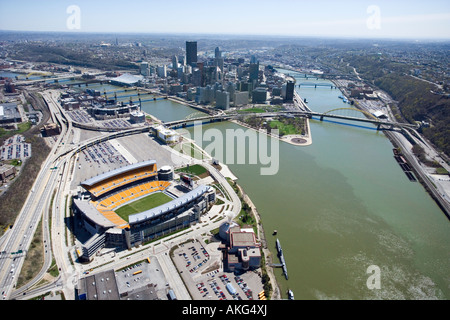 Luftaufnahme von Pittsburgh Pennsylvania mit Wolkenkratzern und Stadion und Flüsse Stockfoto