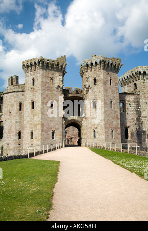 Vorderseite des Raglan Castle in der Nähe von Abergavenny in Monmouthshire South Wales Stockfoto