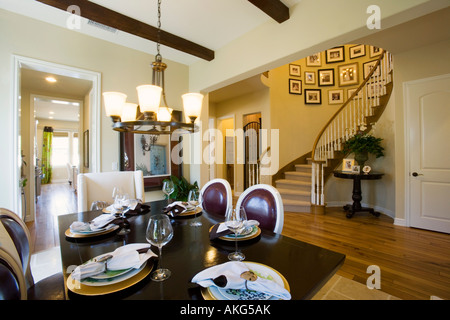 Essbereich mit Treppe im Hintergrund. Stockfoto