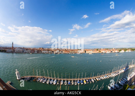 Venedig Hafen Panorama und Hafen Hafen an sonnigen Sommertag mit blauem Himmel und weißen Wolken Veneto Italien Europa EU Stockfoto