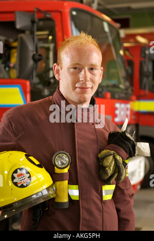 Porträt des Londoner Feuerwehr Feuerwehrmann Dan Savva vor Feuerwehrautos. Stockfoto