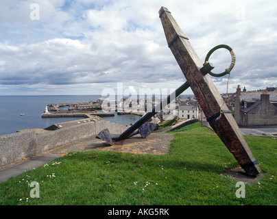 Dh MACDUFF BANFFSHIRE Anker auf einem Hügel über der Stadt und Hafen an der Küste Schottlands Küste von Moray Stockfoto