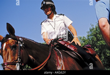 montierten Plicewoman auf Pferd London England vor Buckinghampalast Stockfoto