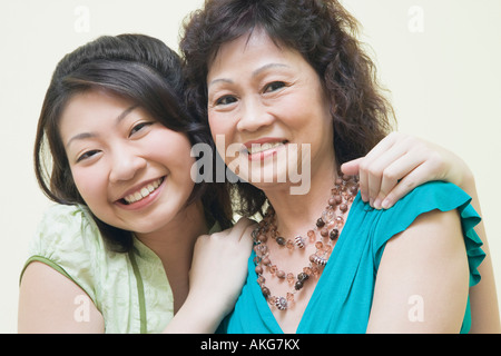 Porträt von einer älteren Frau und ihre Tochter lächelnd Stockfoto