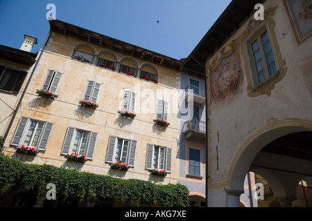 ARCHITEKTURDETAIL IM DORF VON ORTA SAN GIULIO NORDITALIEN EUROPA Stockfoto