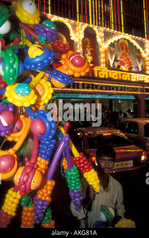 Verkauf von Ballons in Jaipur während Diwali junge Stockfoto