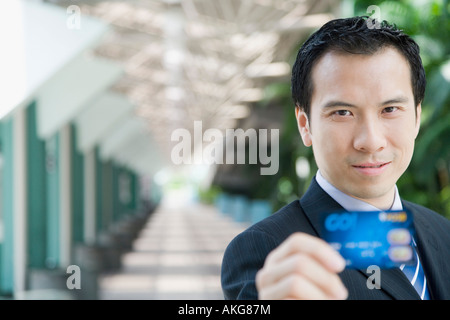 Porträt eines Geschäftsmannes zeigt eine Kreditkarte Stockfoto