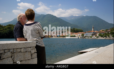 ZWEI HERSTELLER TOURISTEN AM MERGOZZO DORF AN DER SPITZE DER MERGOZZO SEE MONT MASSOPE IM HINTERGRUND ITALIENISCHEN SEEN URLAUB ITALIEN Stockfoto