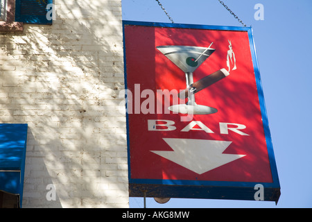 ILLINOIS Aurora Martini Glas Olivenöl und Zigarre auf roten Balken zu unterzeichnen, mit nach unten zeigenden Pfeil weißen Backstein Gebäude außen Stockfoto