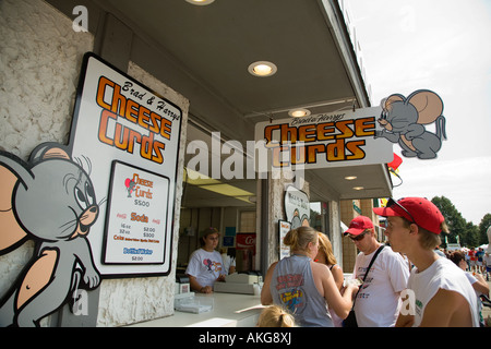 WISCONSIN Milwaukee Käsebruch zum Verkauf auf Stand auf der Landesmesse gebraten Lebensmittelkunden am Fenster und Kasse Stockfoto