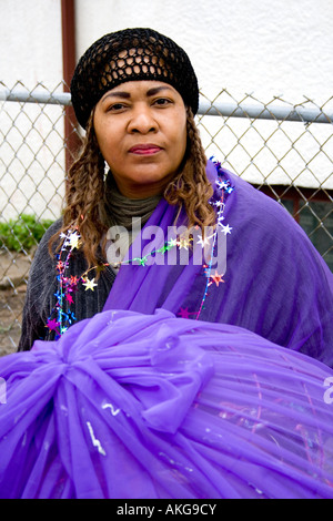 Kostümierten Parade Teilnehmer Frau 45 Jahre. MayDay Parade und Festival. Minneapolis Minnesota USA Stockfoto