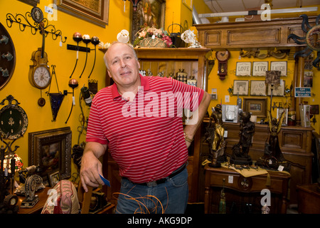 ILLINOIS lange Grove erwachsenen männlichen Shop Besitzer Look Seite Antiquitäten und europäische dekorative Haushaltsartikel Stadt mit malerischen Läden Stockfoto