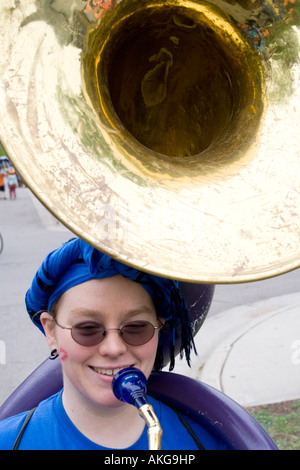 Glückliche Frau Alter 22-Band-Mitglied hält ihr Sousaphon Tuba. MayDay Parade und Festival. Minneapolis Minnesota USA Stockfoto