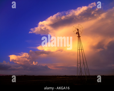 Eine marode Windmühle ist vor dramatischen Sonnenuntergang Wolken im Sacramento Valley Kalifornien abhebt. Stockfoto