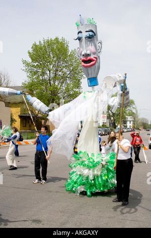 Göttin scherzhaft Kampagne für den Verkauf von Wasser in Plastikflaschen. MayDay Parade und Festival. Minneapolis Minnesota USA Stockfoto