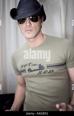 Urban Cowboy mit grünen Hot-Rod-shirt Stockfoto