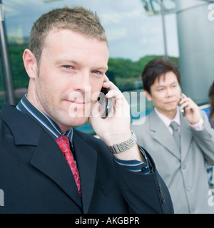 Nahaufnahme von zwei Geschäftsleute sprechen auf dem Handy Stockfoto