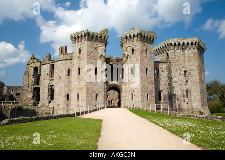 Vorderseite des Raglan Castle in der Nähe von Abergavenny in Monmouthshire South Wales Stockfoto