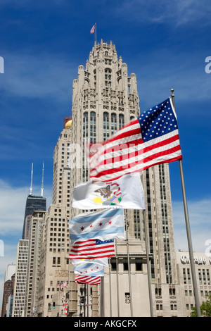 Fahnen vor dem Chicago Tribune Building und John Hancock Tower an der Michigan Avenue in der Innenstadt von Chicago IL USA Stockfoto