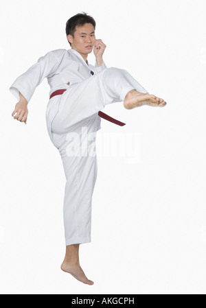 Junger Mann Seite Kick ausführen Stockfoto