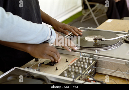 DJs spielen hip mit ihren Händen und Kratzen mit einem jungen wird gezeigt wie man dj zeigen, ihre Hände Stockfoto