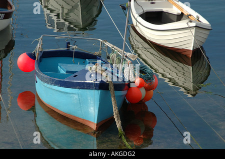 England, Cornwall, Ruderboote und Schlauchboote vertäut im Hafen von Mousehole Stockfoto