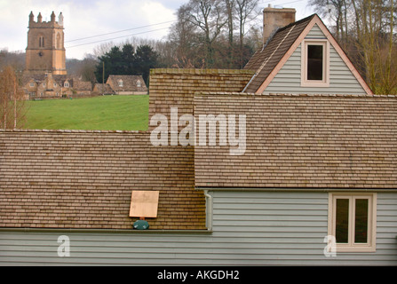 DAS DACH VON EINEM HOLZ GERAHMT HAUS MIT EINEM TRADITIONELLEREN COTSWOLD-DORF IN DEN HINTERGRUND GLOUCESTERSHIRE UK Stockfoto