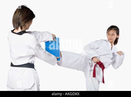 Nahaufnahme von zwei jungen Frauen üben Kickboxen Stockfoto