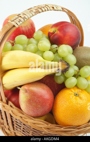 Weidenkorb mit verlockenden Früchten gefüllt. Stockfoto