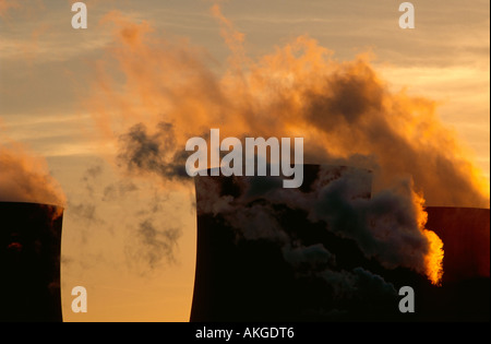 Ratcliffe auf sauer Kohle abgefeuert Kraftwerk bei Sonnenuntergang mit Rauch aus den Schornsteinen bauschte. Stockfoto