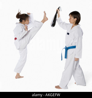 Seitenansicht zweier junger Frauen üben karate Stockfoto