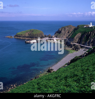 Der Hafen von Lundy Island in den Bristolkanal, England, mit der Fähre Außeninstallation an der Anlegestelle Stockfoto