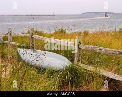 Ein Kanu, ruht auf einem Zaun in Wellfleet Harbor auf Cape Cod, Massachusetts Stockfoto