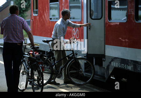 Einsteigen in ein lokales Radfahrer trainieren (RB48) Leichlingen, Nordrhein-Westfalen, Deutschland. Stockfoto