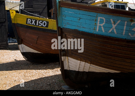 Die Bögen der zwei Fischen, die Boote in der Altstadt-Strand in Hastings East Sussex England desplay Stockfoto