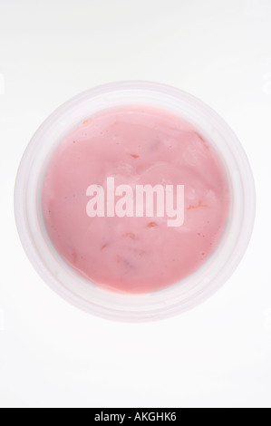 NAHAUFNAHME, BLICKTE IN TOPF MIT KIRSCH-JOGHURT Stockfoto