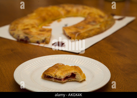 WISCONSIN Racine Stück Himbeer Kringle Bendtsen Bäckerei auf weißen Teller berühmt für dänische Kringle Gebäck Stockfoto