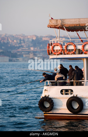 Fischer am Bosporus Fähre. Istanbul. Turkei Stockfoto