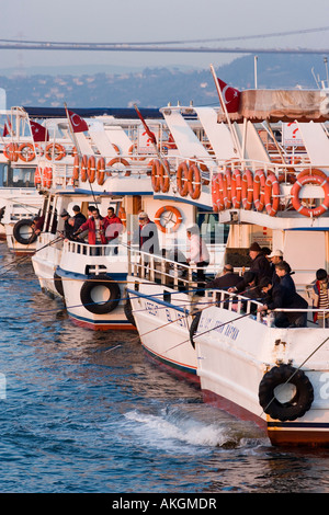 Fischer am Bosporus Fähre. Istanbul. Turkei Stockfoto